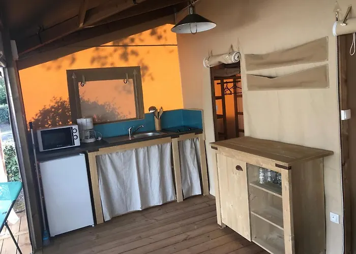 Les Genets Kamp alanı *